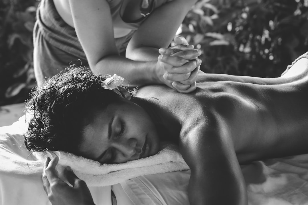 Djuprengörande ryggbehandling hos Beautylounge Stockholm